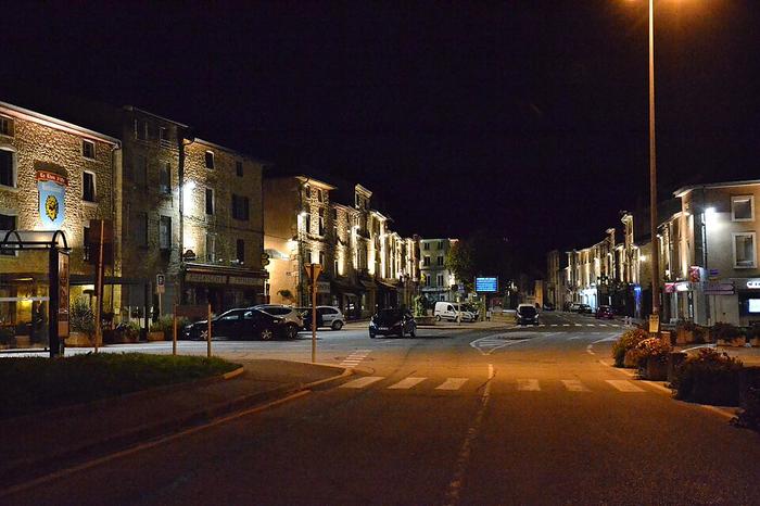 Lagnieu - Immobilier - CENTURY 21 Lagnieu Immobilier - Centre-ville_place de Lagnieu 